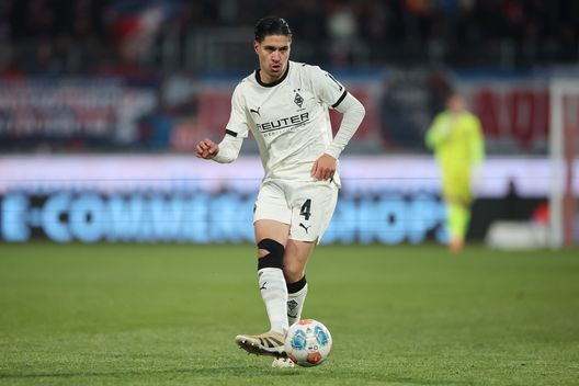 HEIDENHEIM, GERMANIA - 22 NOVEMBRE: Kevin Diks del Borussia Monchengladbach controlla la palla durante il match di Bundesliga tra 1. FC Heidenheim 1846 e Borussia Mönchengladbach alla Voith-Arena il 22 Novembre 2025 ad Heidenheim, Germania. (Photo by Alex Grimm/Getty Images)