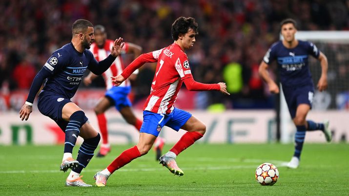 MADRID, SPAIN - APRIL 13: Joao Felix of Atletico Madrid breaks away from Kyle Walker of Manchester City during the UEFA Champions League Quarter Final Leg Two match between Atletico Madrid and Manchester City at Wanda Metropolitano on April 13, 2022 in Madrid, Spain. (Photo by Shaun Botterill/Getty Images) Walker Joao Felix