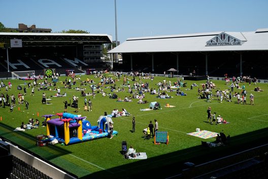 Il Fulham apre il suo stadio: il campo di Craven Cottage parco-giochi e picnic per i tifosi…- immagine 3