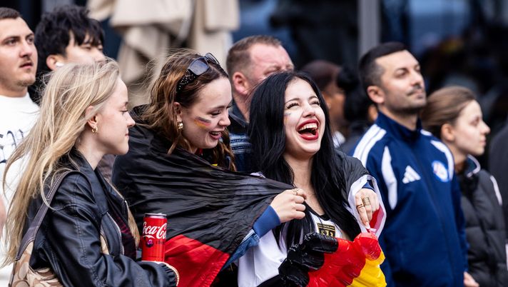 BERLIN, GERMANY - JUNE 14: Football fans react as they watch the Germany vs. Curacao Group E match of the FIFA World Cup 2026 at a public viewing square on June 14, 2026 in Berlin, Germany. Today's match is Germany's first in the 2026 World Cup. (Photo by Nadja Wohlleben/Getty Images) Schedine Mondiali 2026 del 18 e 19 giugno: comparazione quote e confronto bookmaker - immagine 1