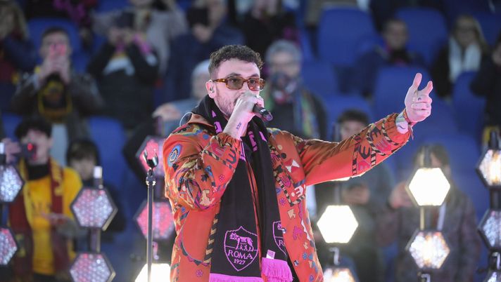 ROME, ITALY - MARCH 21: The italian singer Carl Brave performs during the UEFA Women's Champions League quarter-final 1st leg match between AS Roma and FC Barcelona at Stadio Olimpico on March 21, 2023 in Rome, Italy. (Photo by Fabio Rossi/AS Roma via Getty Images) Carl Brave: “Essere tifosi della Roma è come avere fede, la maglia è un simbolo” - immagine 1