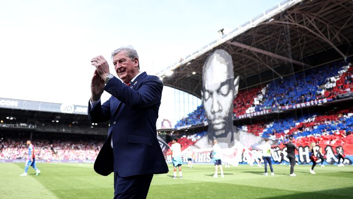 LONDON, ENGLAND - MAY 28: Roy Hodgson, Manager of Crystal Palace acknowledges the crowd as fans pay tribute to Faithless musician and Crystal Palace fan Maxi Jazz prior to the Premier League match between Crystal Palace and Nottingham Forest at Selhurst Park on May 28, 2023 in London, England. (Photo by Richard Heathcote/Getty Images) Ex Inter, Roy Hodgson: a 75 anni prolunga con il Cyrstal Palace - immagine 1