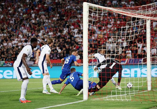 Serbia-Inghilterra, attimi di violenza sugli spalti: deve intervenire la polizia- immagine 2