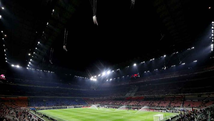 Stadio San Siro illuminato. L'ipotesi della Lega sugli orari serali | AC Milan News (Foto Getty Images) Serie A, la Lega valuta una novità per gli orari. Ecco di cosa si tratta