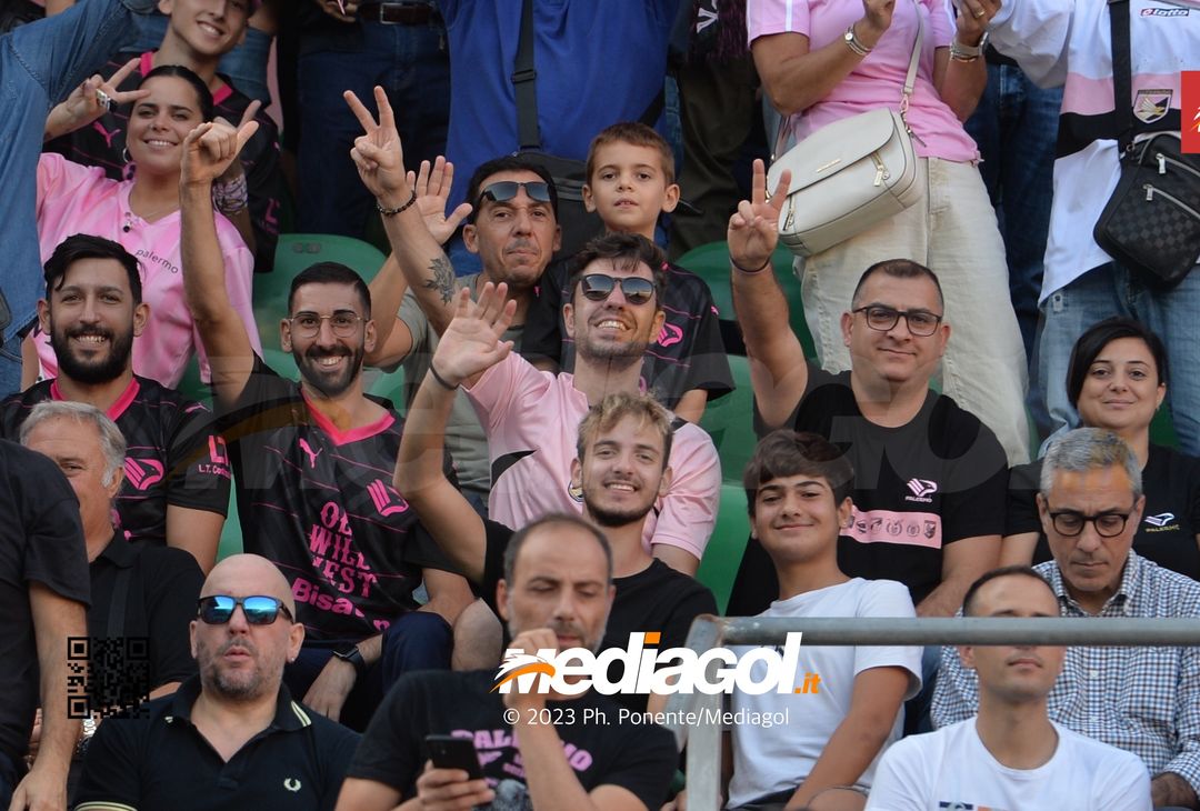 FOTOTIFO Palermo-Lecco, gli scatti ai tifosi al “Renzo Barbera” (GALLERY) - immagine 86