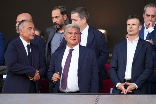 BARCELONA, SPAIN - AUGUST 24: Joan Laporta, presidente dell'FC Barcelona (al centro), è sugli spalti prima della partita della Liga tra l'FC Barcelona e l'Athletic Club al Camp Nou il 24 agosto 2024 a Barcellona, Spagna. (Foto di Alex Caparros/Getty Images) Laporta, presidente del Barcellona