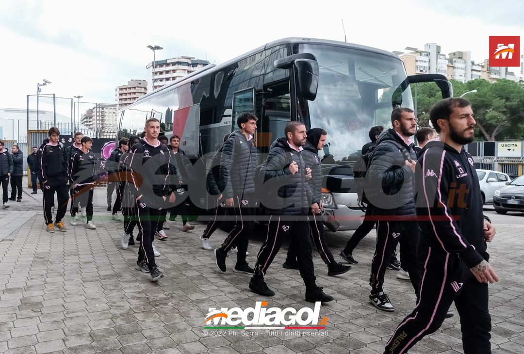 FOTO Palermo: la squadra verso Benevento. Cori e striscioni al “Barbera” (La Gallery) - immagine 7