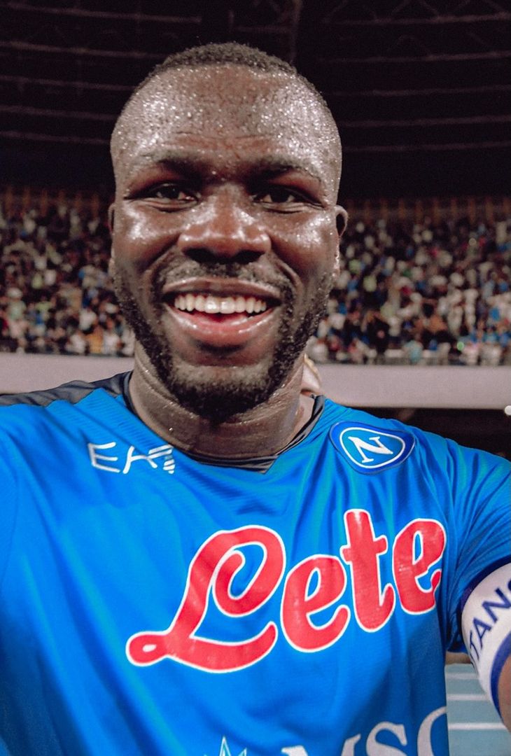 Poco più di 24 ore separano Napoli-Juventus dal suo fischio d'inizio. Valevole per la 14ª giornata di Serie A, la gara andrà in scena domani, domenica 7 dicembre, alle 20:45. Nel frattempo, per smorzare l'attesa, l'account Instagram della società partenopea ha pubblicato un post composto da sedici fotografie, una per ogni battaglia (fatta eccezione per la _'manita'_ del febbraio 2023) che ha avuto per protagoniste, sotto i riflettori dello Stadio Diego Armando Maradona (chiamato San Paolo fino al novembre 2020), la compagine azzurra e quella bianconera. Un viaggio che va a ritroso: dalla stagione 2024/25 allo scontro più recente, ovvero quello dell'annata 2010/11.