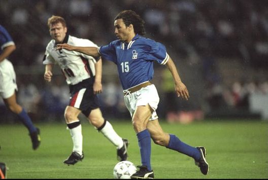 4 giugno 1997: Antonio Benarrivo dell'Italia in azione durante una partita del Torneo de France contro l'Inghilterra a Montpellier, in Francia. L'Inghilterra vinse la partita per 2-0 L’umiltà di Antonio Benarrivo: storia di due giorni a Parma- immagine 3