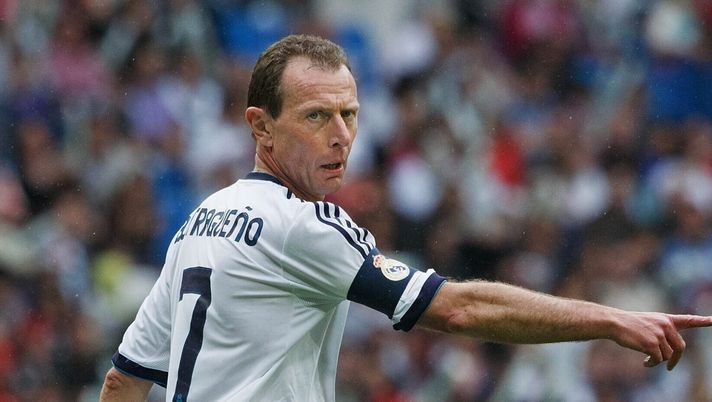 MADRID, SPAIN - JUNE 09: Emilio Butragueno of Real Madrid Legends wears the captain armband while giving instructions to team-mates during the Real Madrid Legends v Juventus Veterans Corazon Classic Match 2013 at Estadio Santiago Bernabeu on June 9, 2013 in Madrid, Spain. (Photo by Gonzalo Arroyo Moreno/Getty Images) Emilio Butragueno
