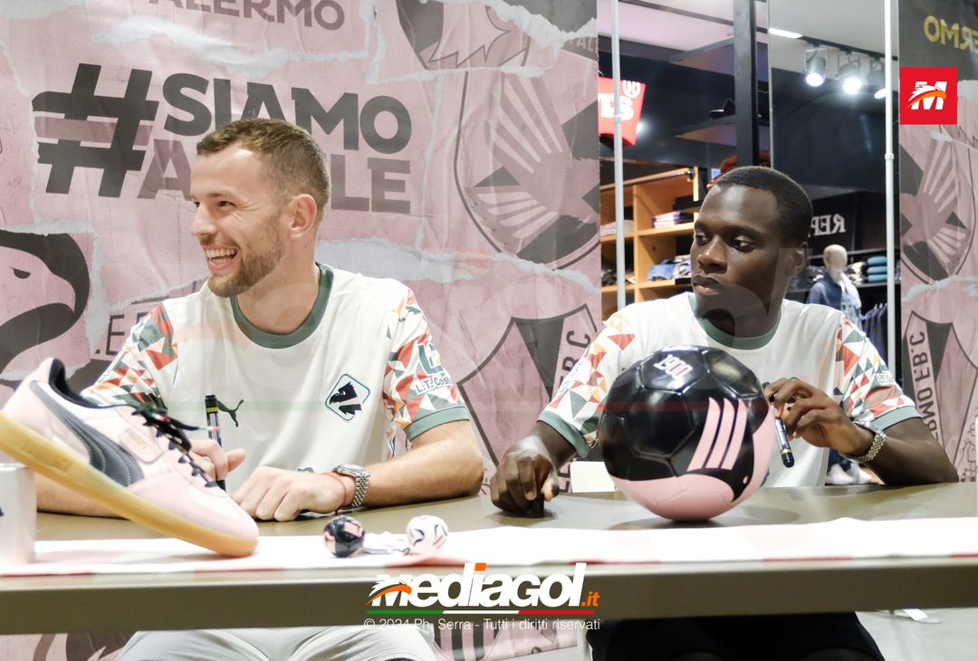 FOTO, i tifosi rosanero incontrano i propri beniamini alla Rinascente (Gallery) - immagine 13