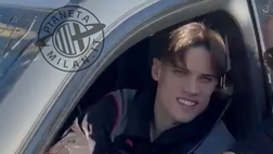 Milan, Ricci a Milanello: foto e autografi con tutti i tifosi! | PM News