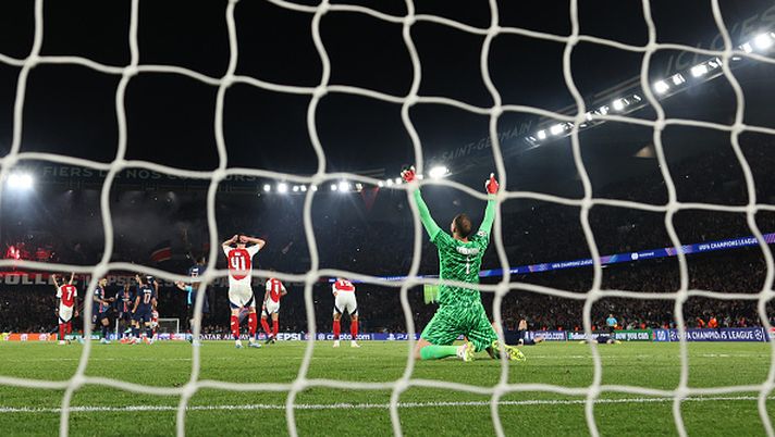 PARIS, FRANCE - MAY 07: Gianluigi Donnarumma of Paris Saint-Germain celebrates at full-time time following the team's victory and subsequent progression into the final after the UEFA Champions League 2024/25 Semi Final Second Leg match between Paris Saint-Germain and Arsenal FC at Parc des Princes on May 07, 2025 in Paris, France. (Photo by Richard Heathcote/Getty Images) parigi-donnarumma-vuol-restare-ma-boban-non-dimentica-psg-milan