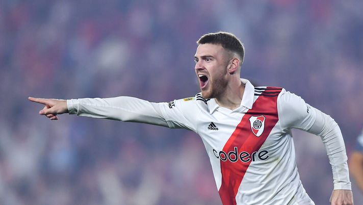 BUENOS AIRES, ARGENTINA - JULY 15: Lucas Beltran of River Plate celebrates after scoring the team's first goal during a match between River Plate and Estudiantes as part of Liga Profesional 2023 at Estadio Más Monumental Antonio Vespucio Liberti on July 15, 2023 in Buenos Aires, Argentina. (Photo by Marcelo Endelli/Getty Images) Fiorentina, flop in amichevole e Burdisso pensa al colpo dall’Argentina - immagine 1