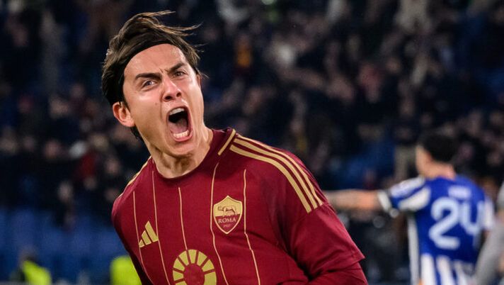 ROME, ITALY - FEBRUARY 20: Paulo Dybala of AS Roma celebrates after scoring the first goal for his team during the UEFA Europa League 2024/25 League Knockout Play-off Second Leg match between AS Roma and FC Porto at Stadio Olimpico on February 20, 2025 in Rome, Italy. (Photo by Fabio Rossi/AS Roma via Getty Images) Dybala: “Reazione da grande squadra, l’Europa ci può dare tanto. Derby? Rispondo così” - immagine 1
