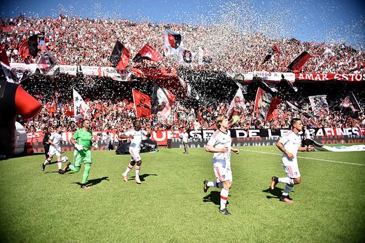 I fan del Newell's Old Boys tifano per la loro squadra prima di una partita contro il San Lorenzo come parte del Torneo Primera Division 2016/17 Caso Newell’s Old Boys: sei bambini sospesi per una foto con Ignacio Malcorra- immagine 3