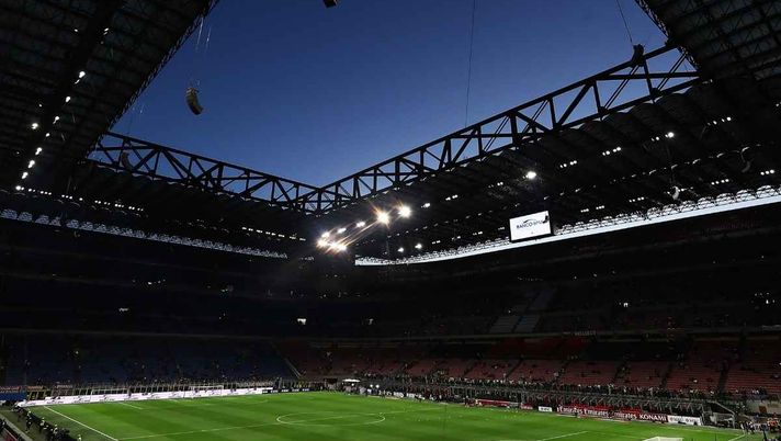 Curva Sud, non solo il tifo: durante Milan-Fiorentina tornano striscioni e le bandiere