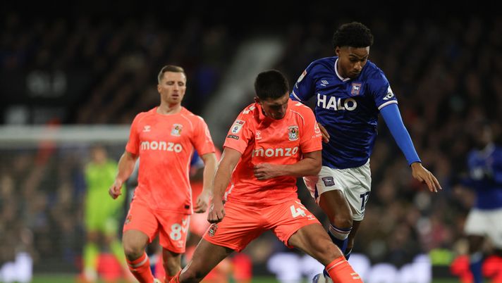 IPSWICH, ENGLAND - DECEMBER 06: Bobby Thomas of Coventry City challenges Jaden Philogene-Bidace of Ipswich during the Sky Bet Championship match between Ipswich Town and Coventry City at Portman Road on December 06, 2025 in Ipswich, England. (Photo by Richard Pelham/Getty Images) Preston-Coventry streaming gratis: dove vedere la partita in diretta tv - immagine 1