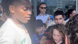 Milan, Leao con i tifosi rossoneri: foto, autografi e un saluto speciale