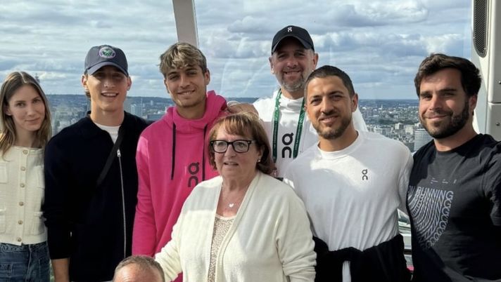 Wimbledon, Bove vola a Londra per sostenere Cobolli: lo scatto del team Wimbledon, Bove vola a Londra per sostenere Cobolli: lo scatto del team - immagine 1