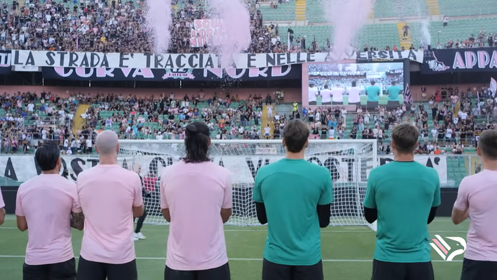 VIDEO Palermo, allenamento a porte aperte al Barbera e bagno di folla per i rosanero VIDEO Palermo, allenamento a porte aperte al Barbera e bagno di folla per i rosanero - immagine 1