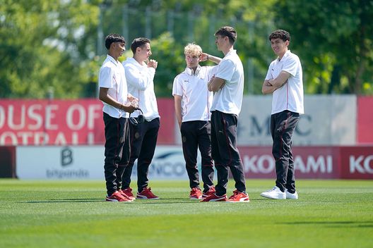 MILAN, ITALY - MAY 17: Players of AC Milan U20 attend a pitch inspection prior the match of Primavera 1 between AC Milan U20 and Genoa U20 at Vismara PUMA House of Football on May 17, 2025 in Milan, Italy. (Photo by Pier Marco Tacca/AC Milan via Getty Images) Milan Primavera