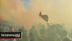 Roma, delirio pre derby fuori l’Olimpico: cori e fumogeni all’arrivo del pullman