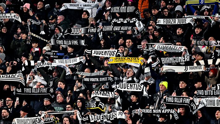 VIDEO – I tifosi della Juventus sbeffeggiano il Pisa: “Con i viola in B” - immagine 1
