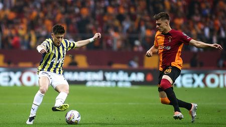 ISTANBUL, TURKEY - JUNE 4: Arda Guler of Fenerbahce is challenged by Kazimcan Karatas of Galatasaray during the Super Lig match between Galatasaray and Fenerbahce at NEF Stadyumu on June 4, 2023 in Istanbul, Turkey. (Photo by Ahmad Mora/Getty Images)