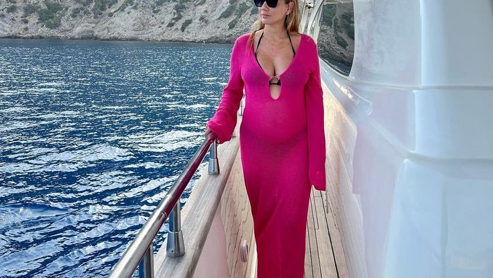 Fonte: Instagram  “Pink is the new black”: lady Alcantara accende il web da Maiorca - immagine 1