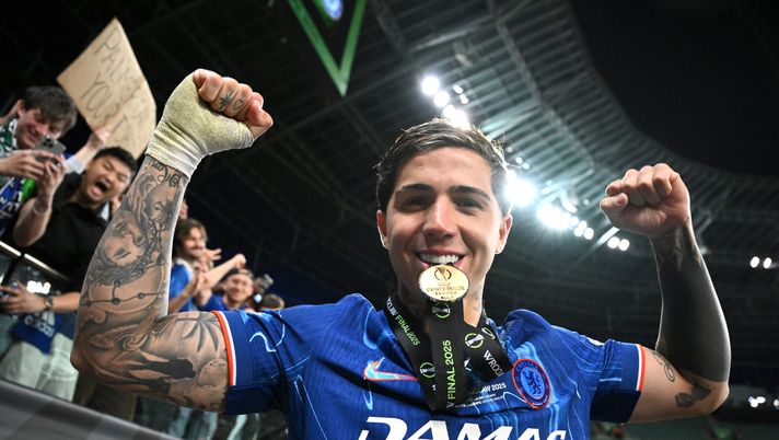 WROCLAW, POLAND - MAY 28: Enzo Fernandez of Chelsea bites his Winners Medal as he celebrates in front of fans following his team's victory in the UEFA Conference League Final 2025 between Real Betis Balompie and Chelsea FC at Stadion Wroclaw on May 28, 2025 in Wroclaw, Poland. (Photo by Stuart Franklin/Getty Images) verso Espérance Tunisi Chelsea