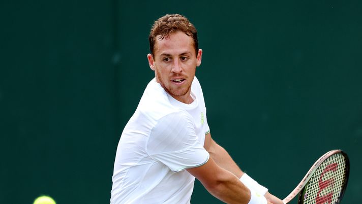 LONDON, ENGLAND - JULY 05: Roberto Carballes Baena of Spain plays a backhand against Matteo Arnaldi of Italy in the Men's Singles first round match during day three of The Championships Wimbledon 2023 at All England Lawn Tennis and Croquet Club on July 05, 2023 in London, England. (Photo by Michael Regan/Getty Images) Masters 1000 di Toronto, Arnaldi ok al primo turno: ora sfida da brividi - immagine 1