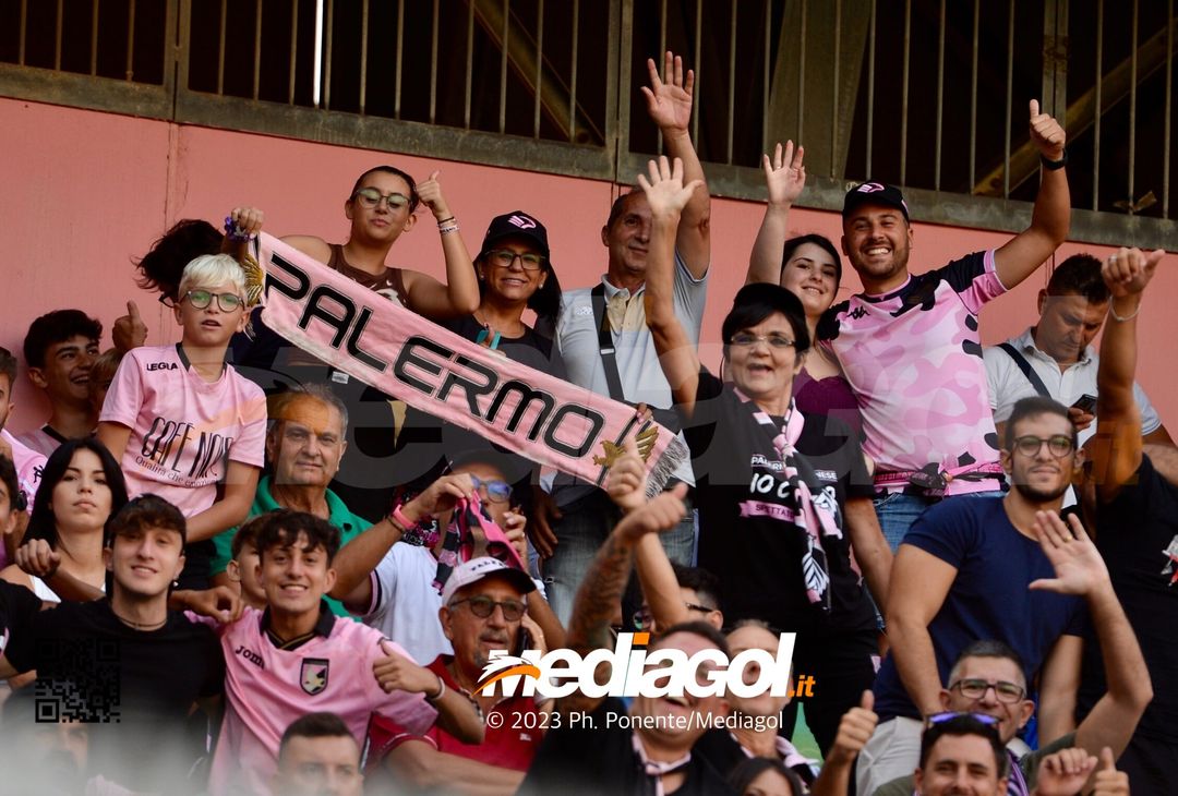 FOTOTIFO Palermo-Feralpisalò 3-0, gli scatti ai tifosi al “Renzo Barbera” (GALLERY) - immagine 45