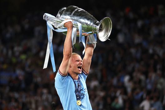 (Photo by Catherine Ivill/Getty Images) È sempre derby a Manchester: Haaland copre stemma United a fan che gli chiede foto…- immagine 2