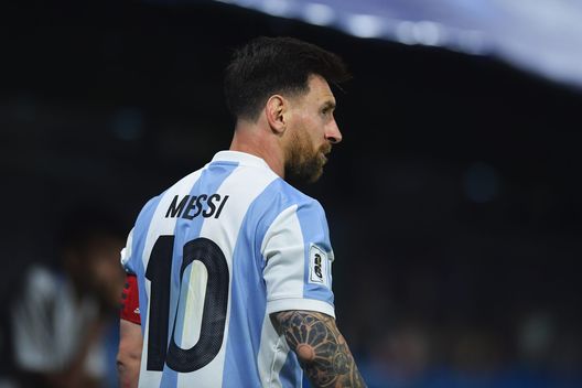BUENOS AIRES, ARGENTINA - NOVEMBER 19: Lionel Messi of Argentina reacts during the South American FIFA World Cup 2026 Qualifier match between Argentina and Peru at Estadio Alberto J. Armando on November 19, 2024 in Buenos Aires, Argentina. (Photo by Marcelo Endelli/Getty Images) ESCLUSIVA dall’Argentina: “Mastantuono pronto per l’Europa, vi dico chi mi ricorda…”- immagine 3