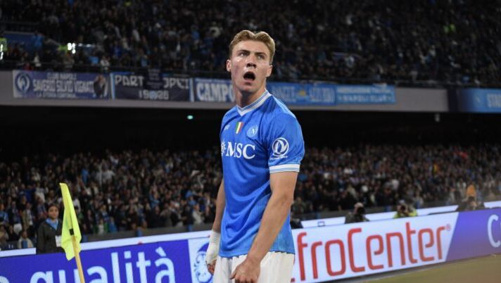 NAPLES, ITALY - APRIL 24: Rasmus Hojlund goal during the Serie A match between SSC Napoli and US Cremonese at Stadio Diego Armando Maradona on April 24, 2026 in Naples, Italy. (Photo by SSC Napoli via Getty Images) Hojlund: “Sono ufficialmente del Napoli, sensazione strana!”. Ecco le cifre del riscatto, la clausola… - immagine 1