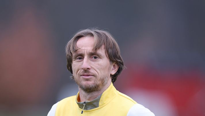 CAIRATE, ITALY - DECEMBER 01: Luka Modric of AC Milan looks on during AC Milan training session at Milanello on December 01, 2025 in Cairate, Italy. (Photo by Claudio Villa/AC Milan via Getty Images) luka-modric-intervista-milan-real-madrid-storia-prestigio