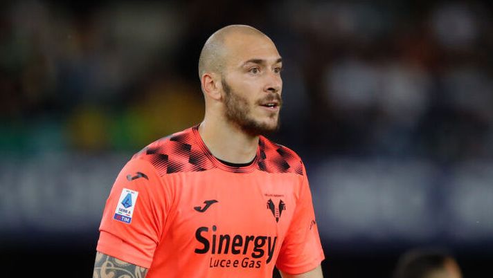 VERONA, ITALY - MAY 26: Simone Perilli of Verona during the Serie A TIM match between Hellas Verona FC and FC Internazionale at Stadio Marcantonio Bentegodi on May 26, 2024 in Verona, Italy. (Photo by Timothy Rogers/Getty Images) Sky: “Perilli e non Montipò, ecco perché Zanetti ha cambiato in porta: scelta tecnica” - immagine 1