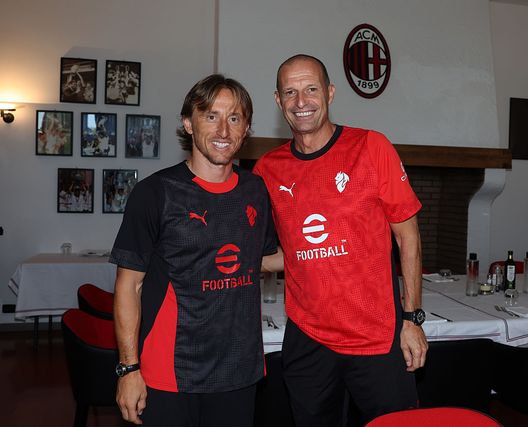 CAIRATE, ITALY - AUGUST 05: Head coach AC Milan Massimiliano Allegri and Luka Modric of AC Milan pose for the photo prior to the AC Milan training session on August 05, 2025 in Cairate, Italy. (Photo by Claudio Villa/AC Milan via Getty Images) Juventus-Milan, Allegri: “Scudetto? Servono tra gli 86 e i 90 punti”- immagine 3