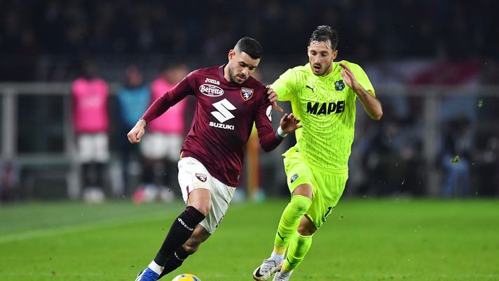 TURIN, ITALY - NOVEMBER 06: Antonio Sanabria of Torino FC runs with the ball whilst under pressure from Matias Vina of US Sassuolo during the Serie A TIM match between Torino FC and US Sassuolo at Stadio Olimpico di Torino on November 06, 2023 in Turin, Italy. (Photo by Valerio Pennicino/Getty Images) I precedenti di Sassuolo-Torino: a Reggio Emilia prevalgono i pareggi - immagine 1