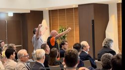 Libro Berlusconi, il Barone innalza il coro: “C’è solo un Presidente!” | PM VIDEO