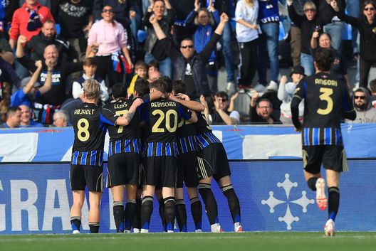 PISA, ITALIA - 15 MARZO: Antonio Caracciolo del Pisa Sporting Club festeggia dopo aver segnato un gol durante la partita di Serie A tra Pisa SC e Cagliari Calcio all'Arena Garibaldi il 15 marzo 2026 a Pisa, Italia. (Foto di Gabriele Maltinti/Getty Images)