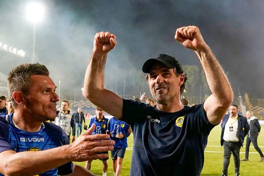 Guido Pagliuca, allenatore della SS Juve Stabia, festeggia alla fine della partita di spareggio di Serie B tra SS Juve Stabia e Palermo FC allo Stadio Romeo Menti Castellammare Di Stabia Castellammare sogna la A: stasera semifinale con la Cremonese- immagine 3