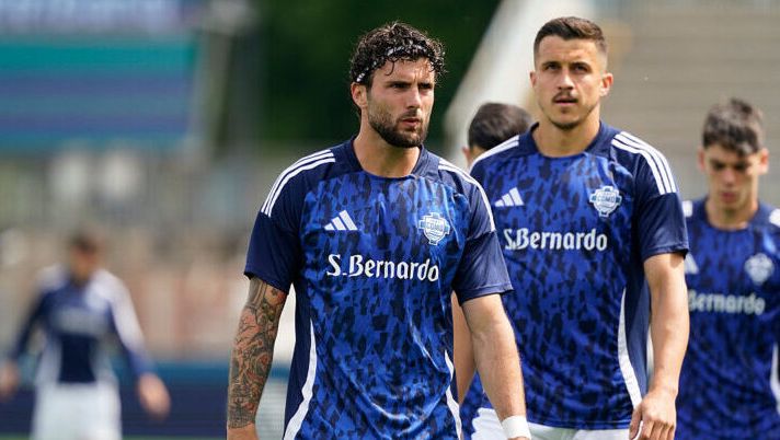COMO, ITALY - APRIL 27: Patrick Cutrone of Como 1907 attends a warm up prior the Serie A match between Como and Genoa at Stadio G. Sinigaglia on April 27, 2025 in Como, Italy. (Photo by Pier Marco Tacca/Getty Images) FORMAZIONI UFFICIALI – La scelta su Ekkelenkamp, Sanchez, Viola, Man, Cutrone e Strefezza - immagine 1