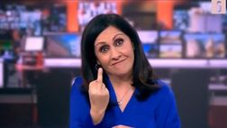 VIDEO / Giornalista Bbc mostra il dito medio in diretta