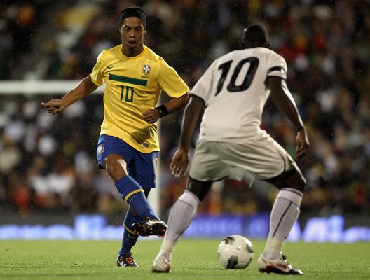 LONDRA, INGHILTERRA - 5 SETTEMBRE: Ronaldinho in azione durante l'amichevole tra Brasile e Ghana al Craven Cottage il 5 settembre 2011 a Londra, Inghilterra. (Foto di Clive Rose/Getty Images) Santos-Flamengo 4-5 (2011): Neymar vs Ronaldinho ed è subito nostalgia- immagine 4
