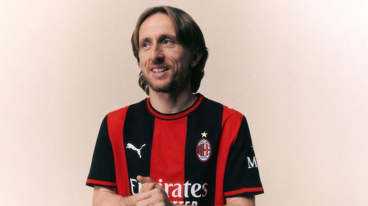 Nuova prima maglia AC Milan 2026-2027 PUMA (Fonte Milan) Svelata la prima maglia del Milan 2026-27: PUMA torna al passato che ricorda una stagione cara ad Allegri