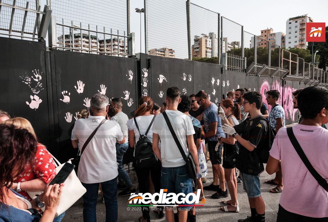 FOTO Palermo, le impronte rosa sul murales del ‘Renzo Barbera’ (Gallery) - immagine 47