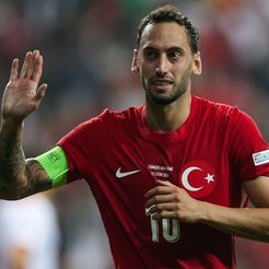 Tutto su Hakan Calhanoglu, centrocampista dell'Inter, ed ex giocatore del Milan. Carriera, curiosità, palmares, stipendio e..la lite con Ibra. Le ultime news sul capitano della Turchia (foto Getty Images) Hakan Calhanoglu: carriera, stipendio e curiosità. Gli Sfottò col Milan e Ibra