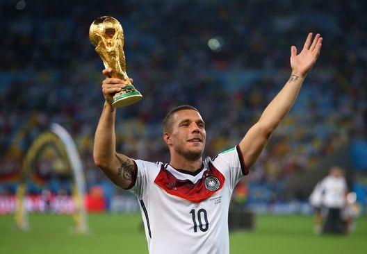 Podolski con la Coppa del Mondo. (Foto di Julian Finney/Getty Images) Podolski tra calcio e kebab: rinnovato il contratto con il Gornik Zabrze- immagine 3